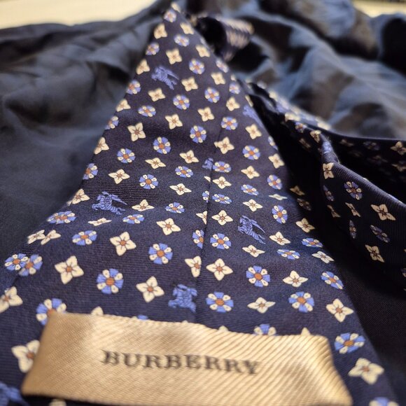 BURBERRY Silk Tie - Picture 2 of 16